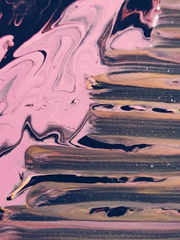 这幅动态抽象画以充满活力的粉红色和黑色漩涡为特色，纹理独特而富有流动感