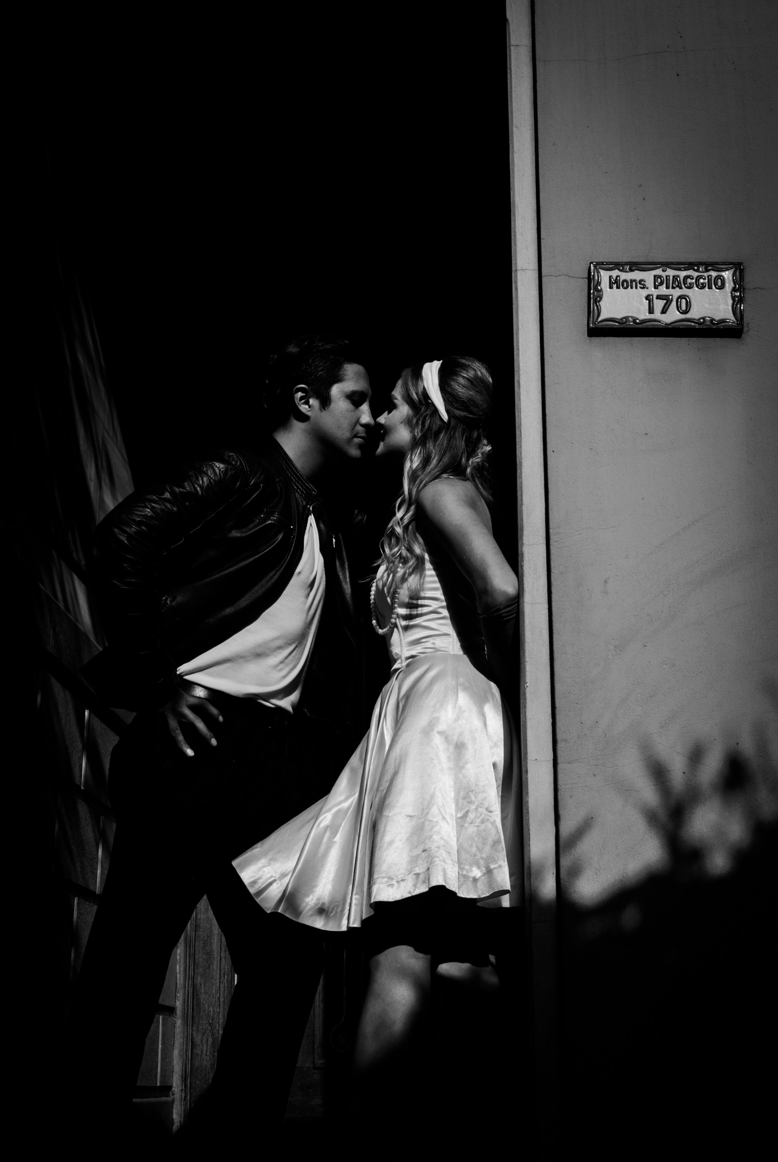 romantic-hollywood-style-black-and-white-kiss-free-stock-photo