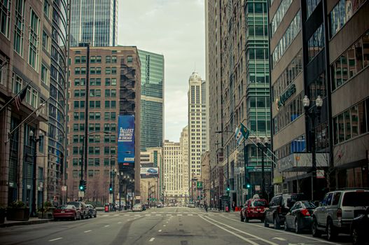 Street view of downtown Chicago featuring tall skyscrapers and iconic buildings.