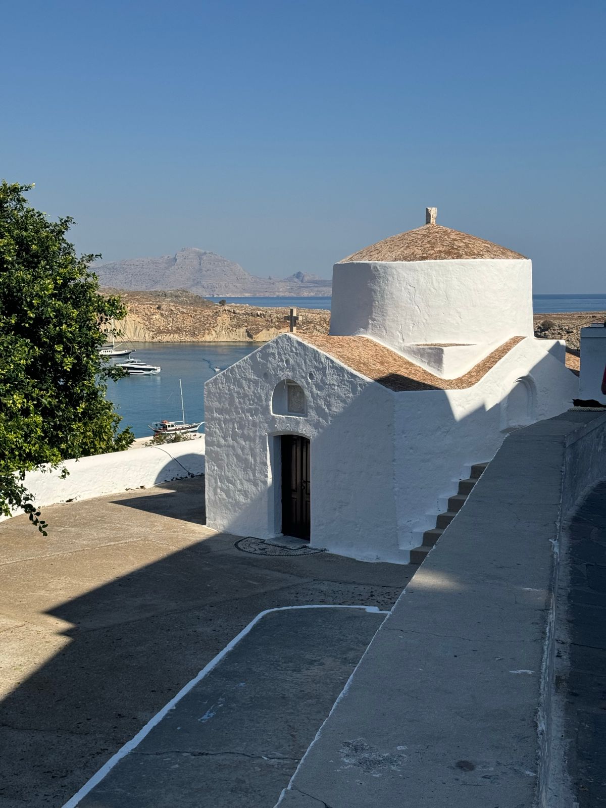 Witte kerk boven de haven van Lindos