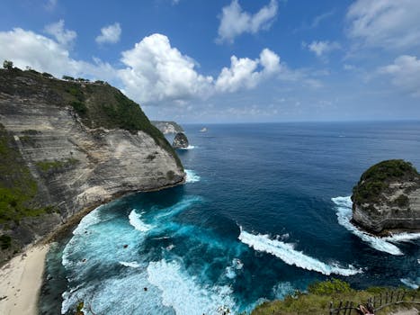 Breathtaking view of the turquoise ocean and cliffs in Nusa Penida, Indonesia.