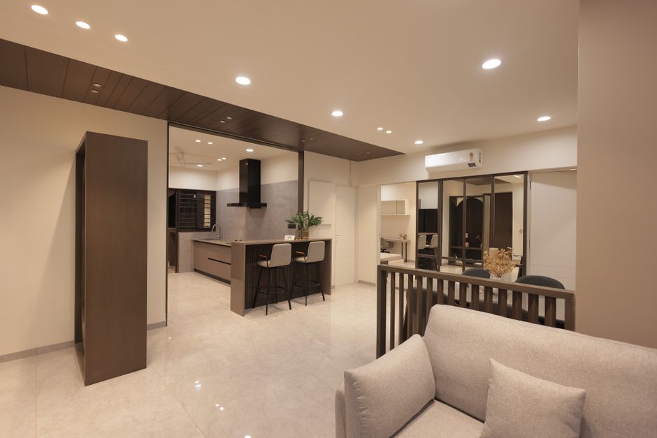 Moderne Wohnküche mit Essbereich und Sofa, klare Zonen und helle Materialien