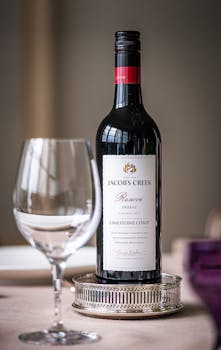 餐桌上，酒瓶与玻璃杯的特写