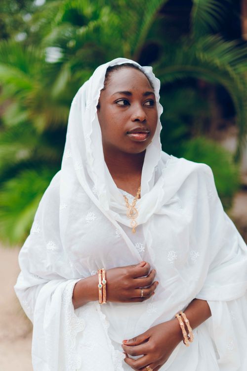 Free Portrait of a woman in traditional Nigerian attire outdoors, showcasing fashion and culture. Stock Photo