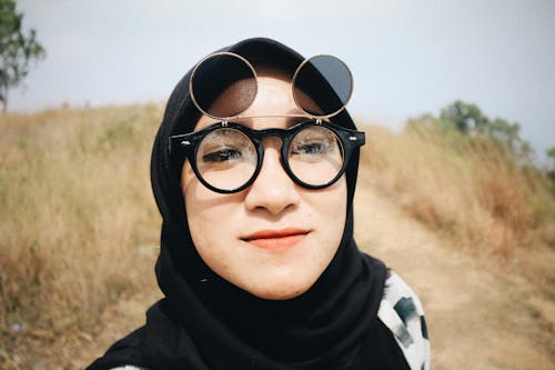 Mulher Usando Hijab Preto E óculos Com Armação Preta