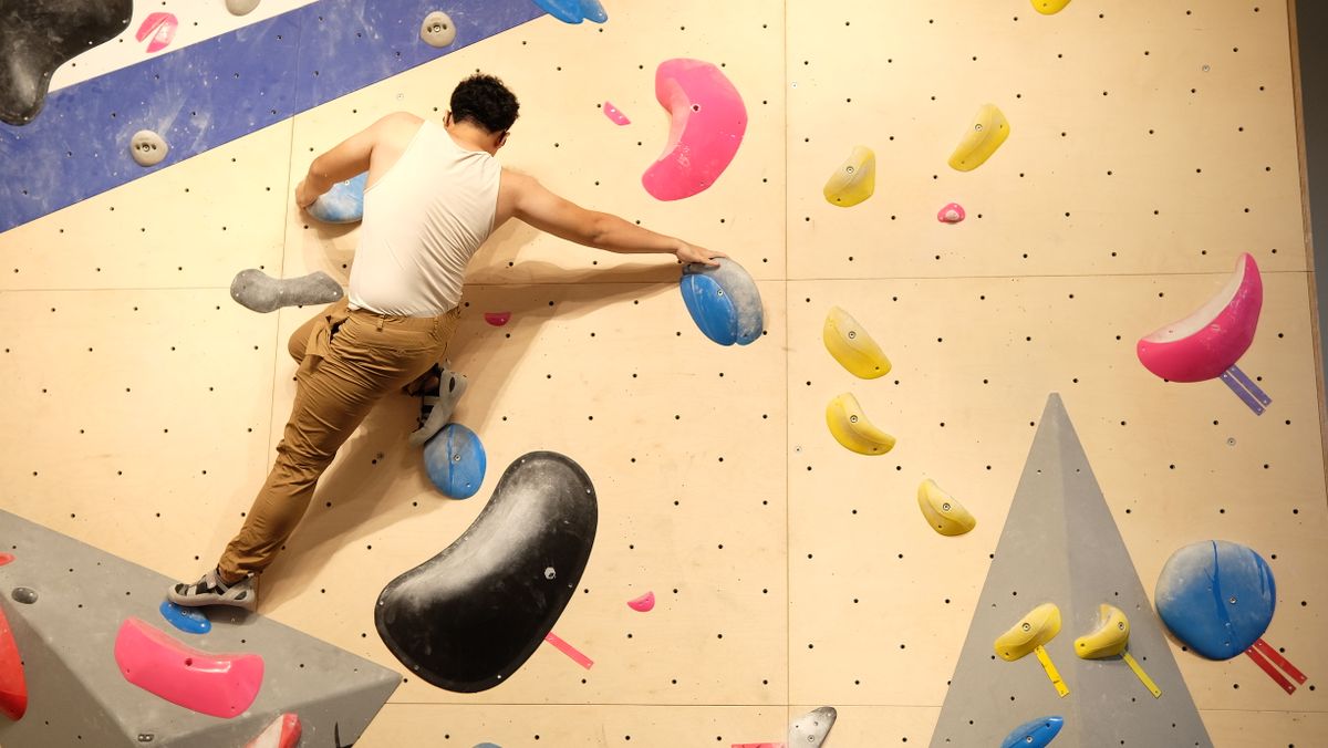 Séance d’escalade dans une salle intérieure, photo d’ambiance