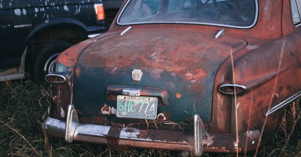 Rustic Vintage Car in Overgrown Field · Free Stock Photo