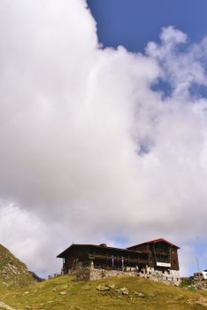 乡村山屋，蓝天白云，景色宜人