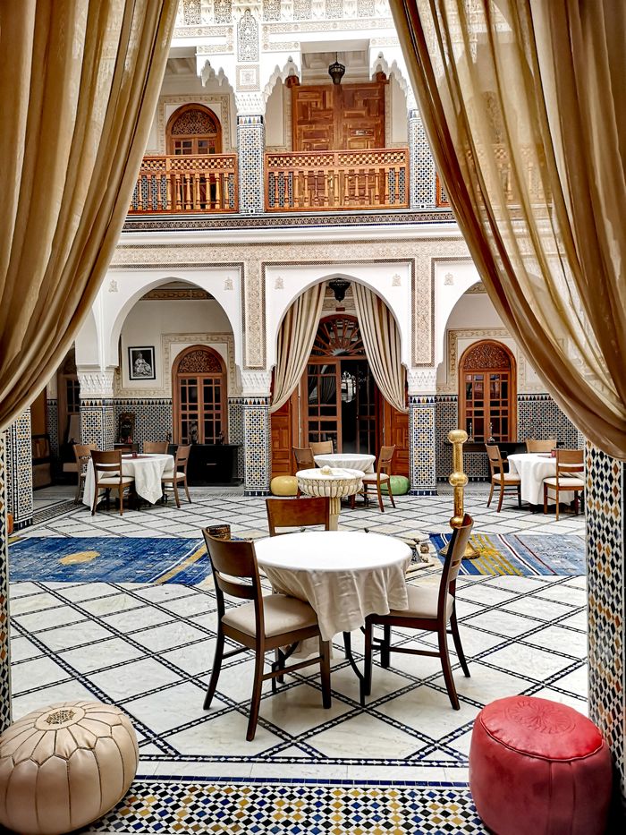 Cour intérieure de restaurant ou riad marocain