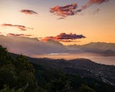 俯瞰宁静的山谷、山脉和充满活力的天空，日落景色令人惊叹