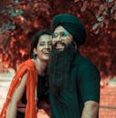 一对快乐的印度夫妇在夏日户外欢笑，捕捉幸福与文化风情