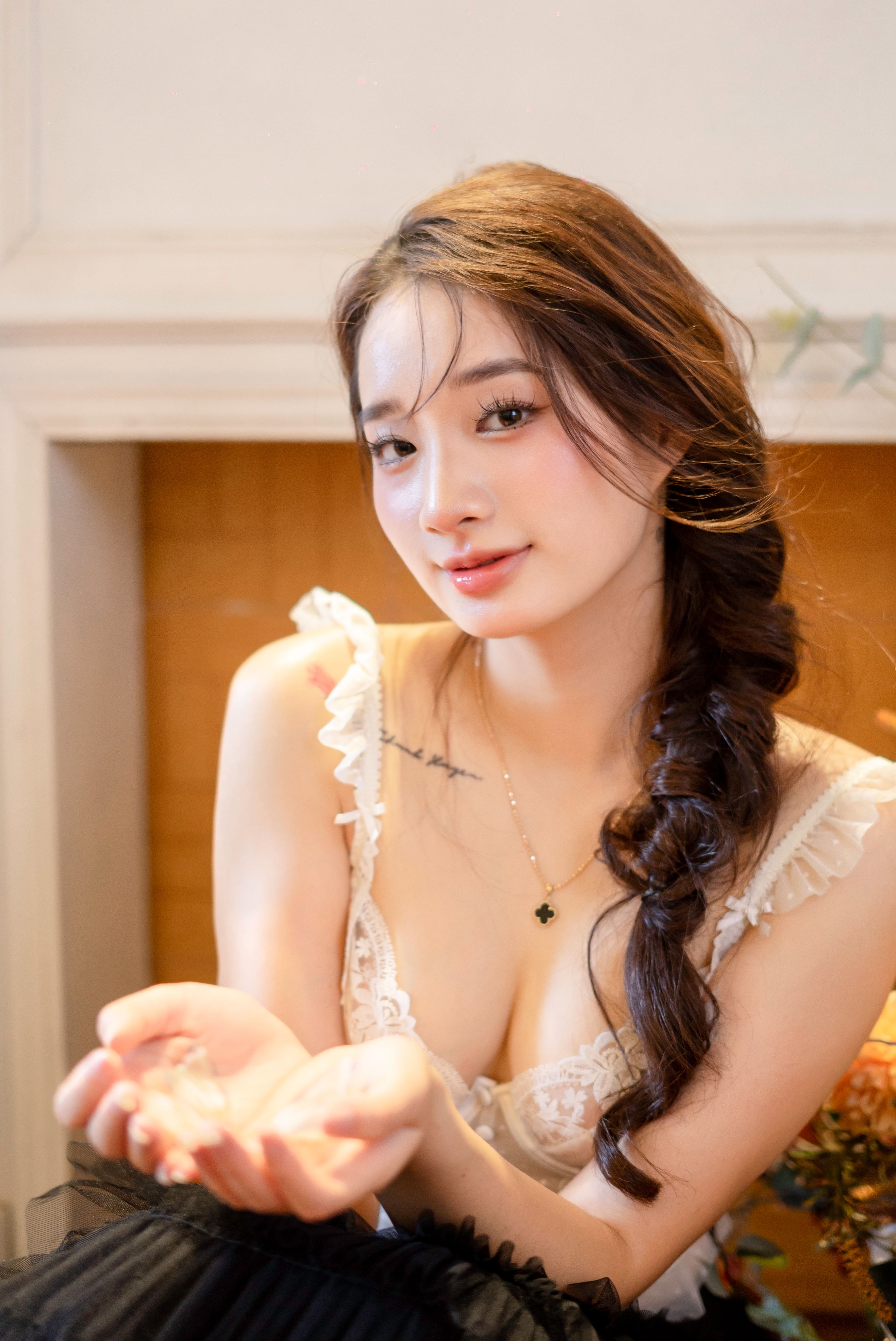 Inviting Pose Photos, Download The BEST Free Inviting Pose Stock Photos ...
