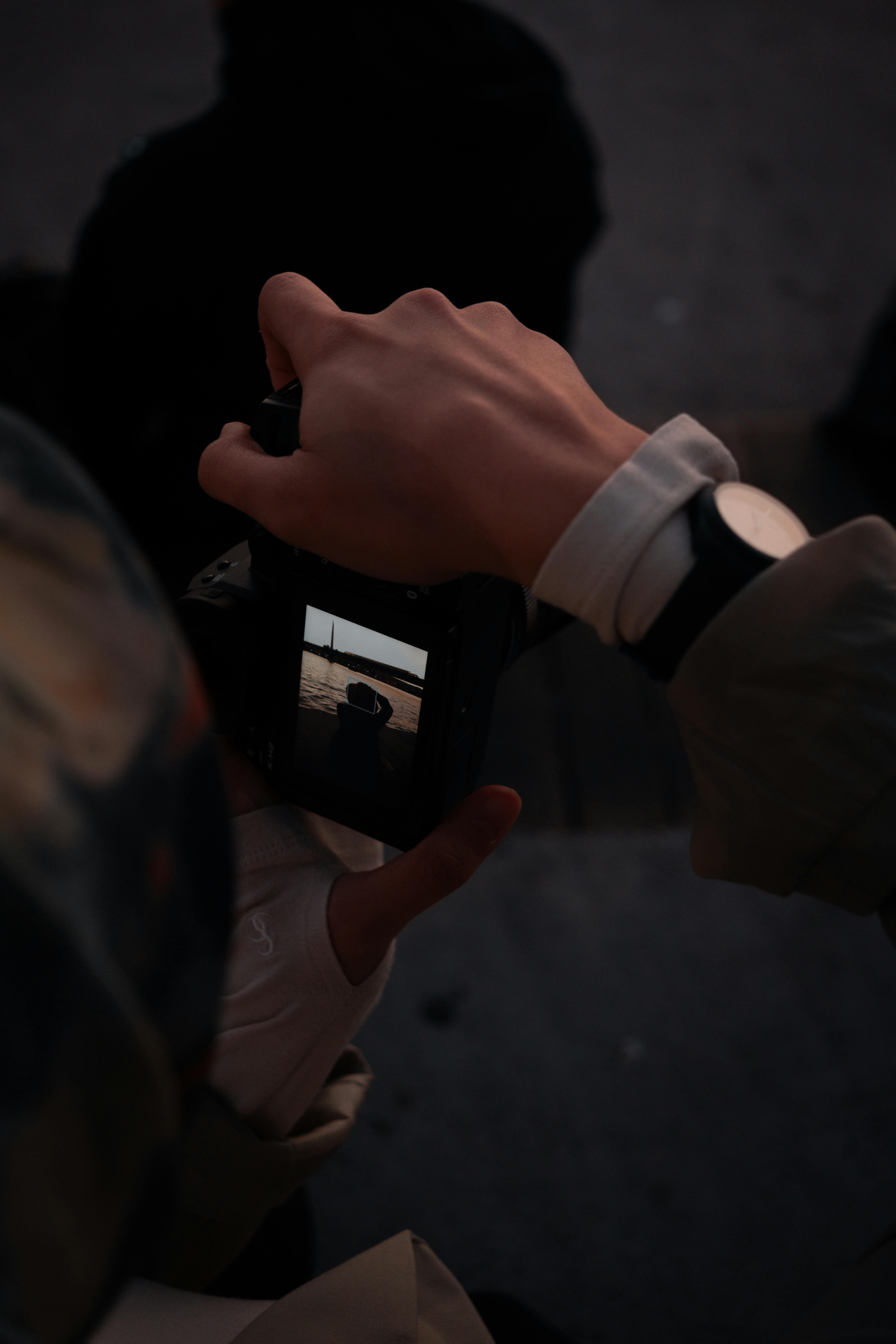 Kostenlos Reflexionen Bei Sonnenuntergang Auf Dem Kamerabildschirm Festhalten Stock-Foto