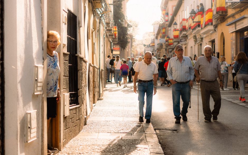 Personas mayores caminando en un día soleado en Arganda del Rey, mostrando la cultura local.