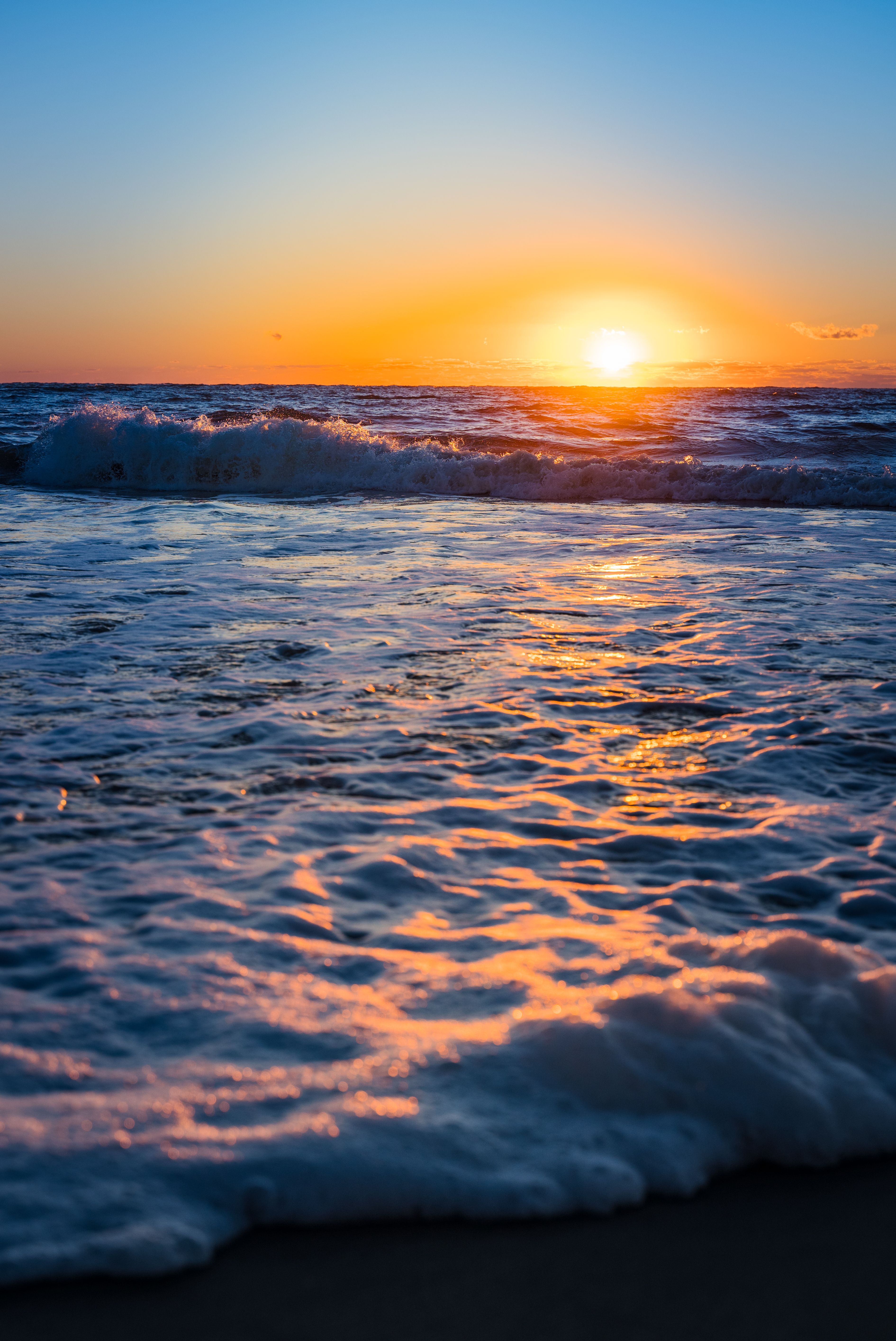 Vibrant Sunset over Ocean Waves with Reflection · Free Stock Photo