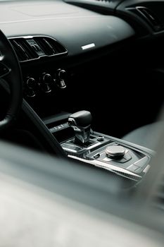 Geheimnisvolles Auto & Nahaufnahme – Dunkles AMOLED Wallpaper