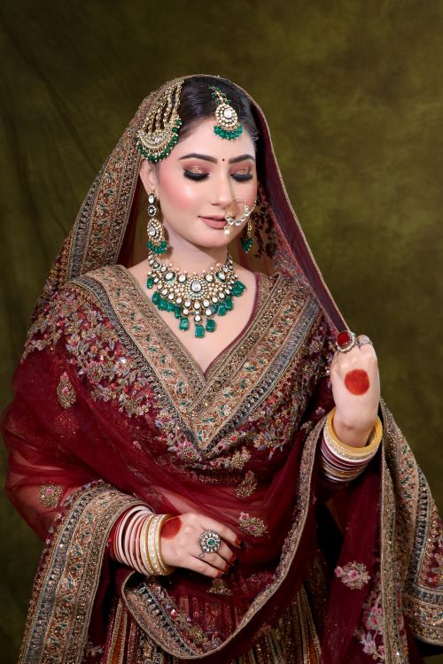 Free A stunning portrait of a bride in traditional attire adorned with exquisite jewelry. Stock Photo