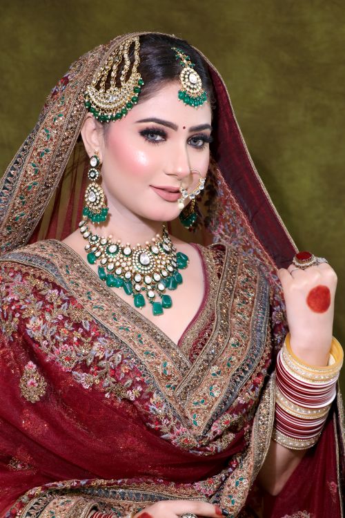 Free Stunning South Asian bride in traditional attire adorned with intricate jewelry. Stock Photo