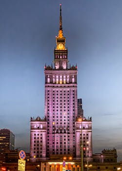 华沙的文化与科学宫在夜间灯火通明，其建筑令人惊叹