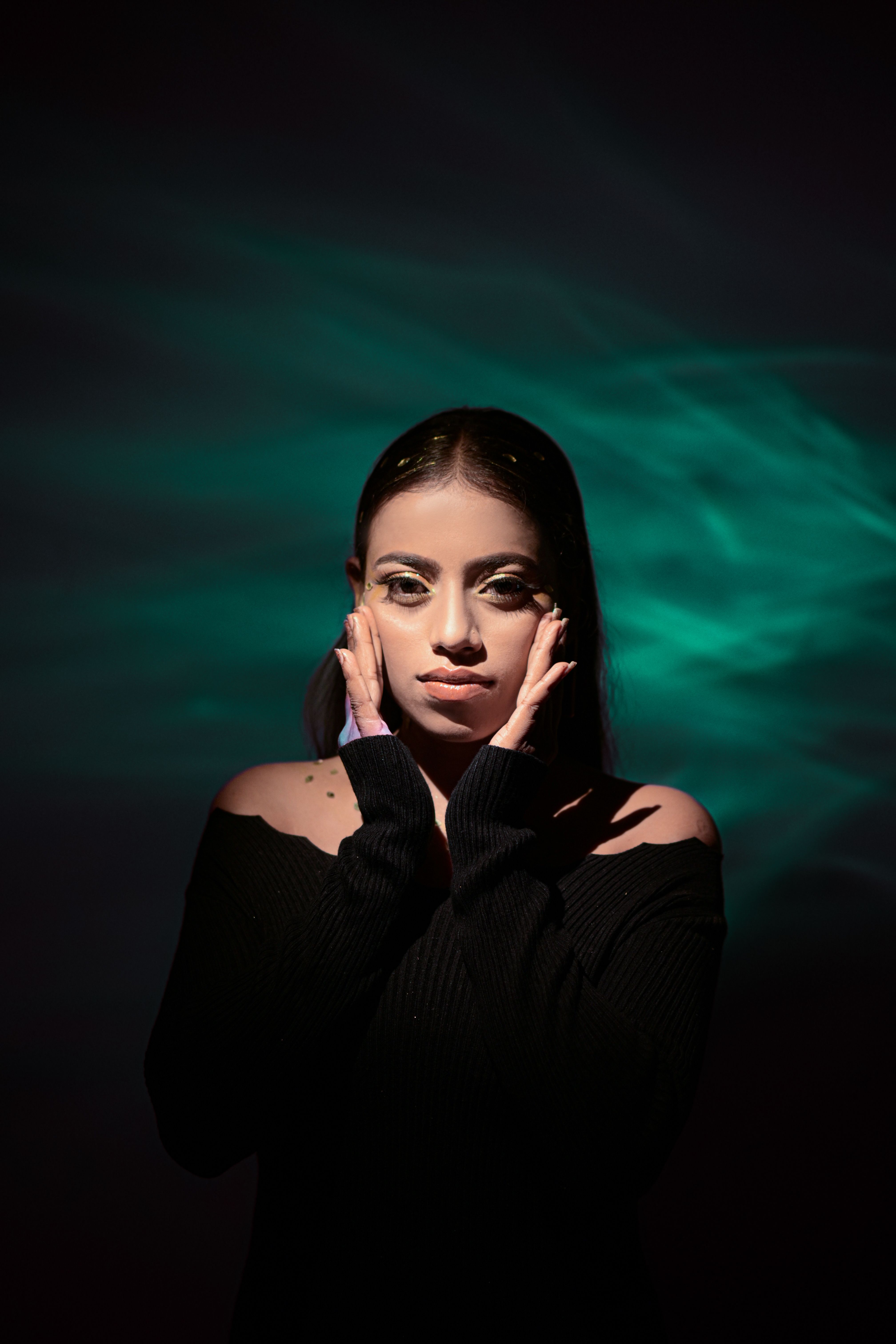 Retrato Melancólico De Una Mujer Bajo Una Iluminación Dramática · Foto ...