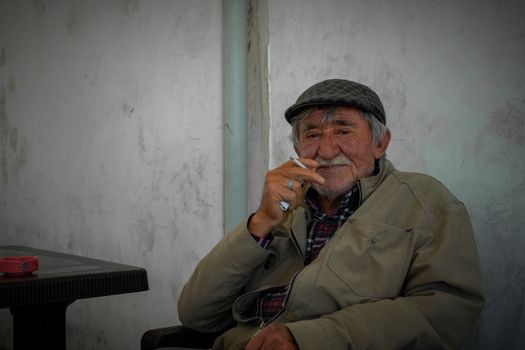 A wise-looking senior man enjoys a quiet moment in Istanbul, capturing cultural essence.