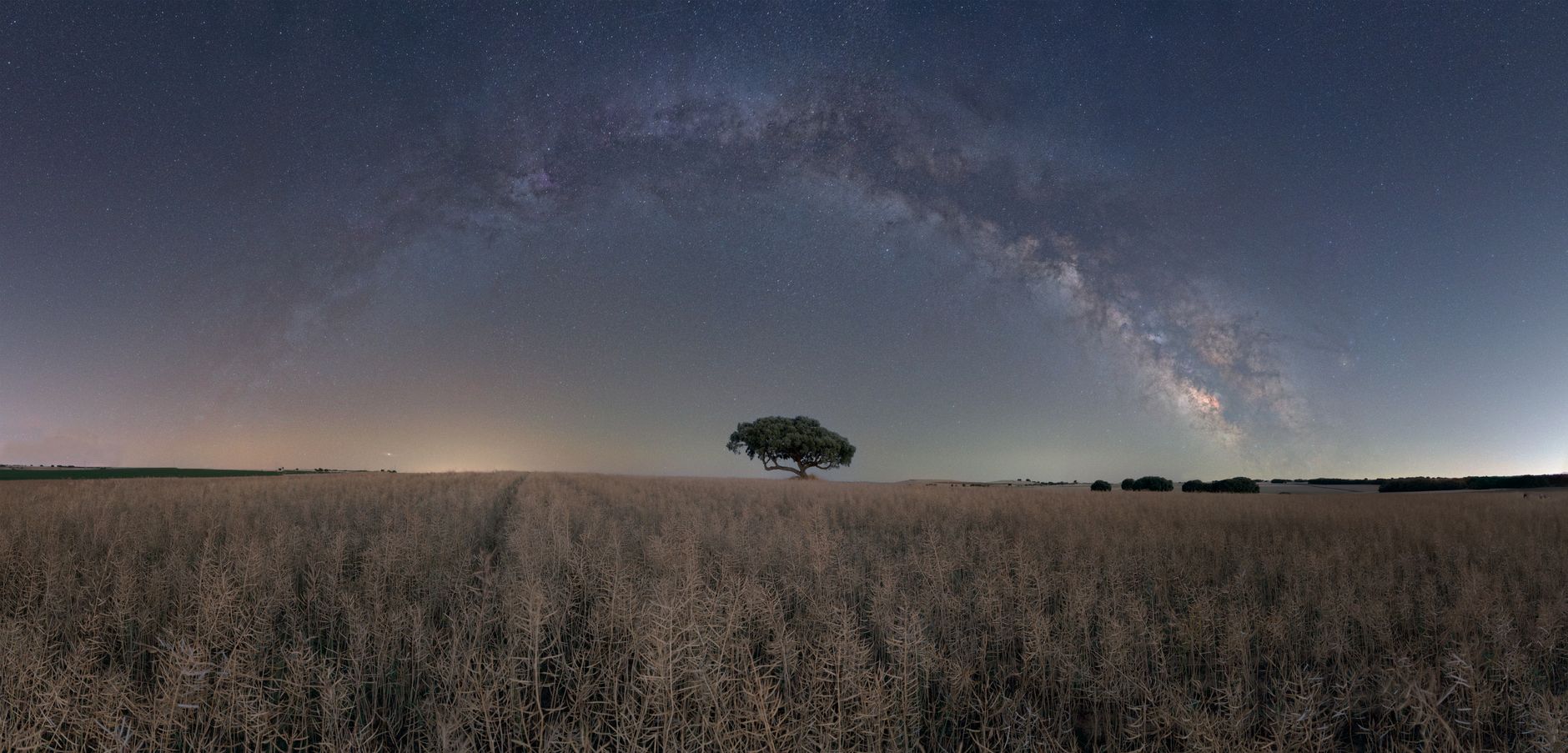 Extremadura'da gece gökyüzünde yıldızlar ve Samanyolu