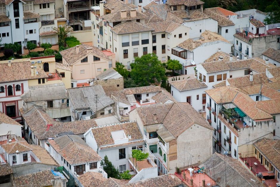 Explora el encanto de la arquitectura española con esta vista aérea de techos rústicos.