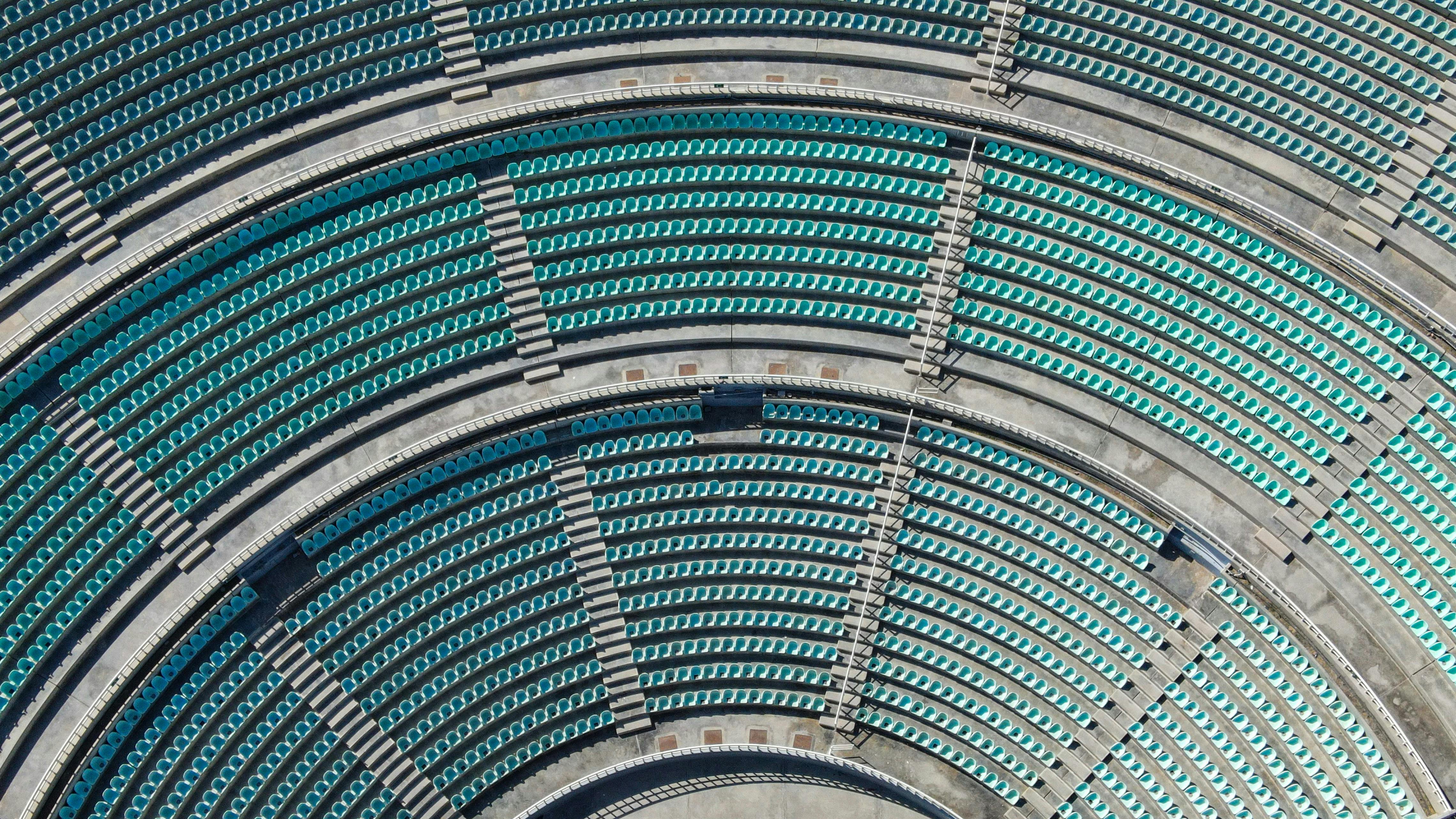 Gratis Prospettiva aerea di sedili blu vuoti in un teatro circolare all'aperto. Foto a disposizione