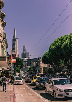 旧金山的街景展现了泛美金字塔和城市生活