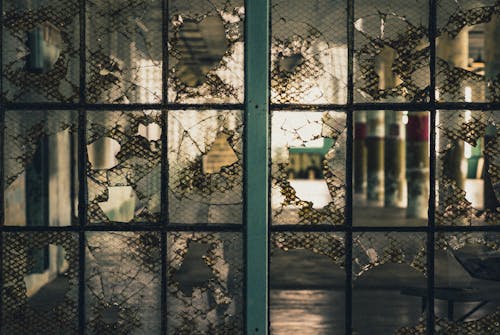 Ücretsiz Gri Metal çerçeveli Kırık Cam Pencere Stok Fotoğraflar