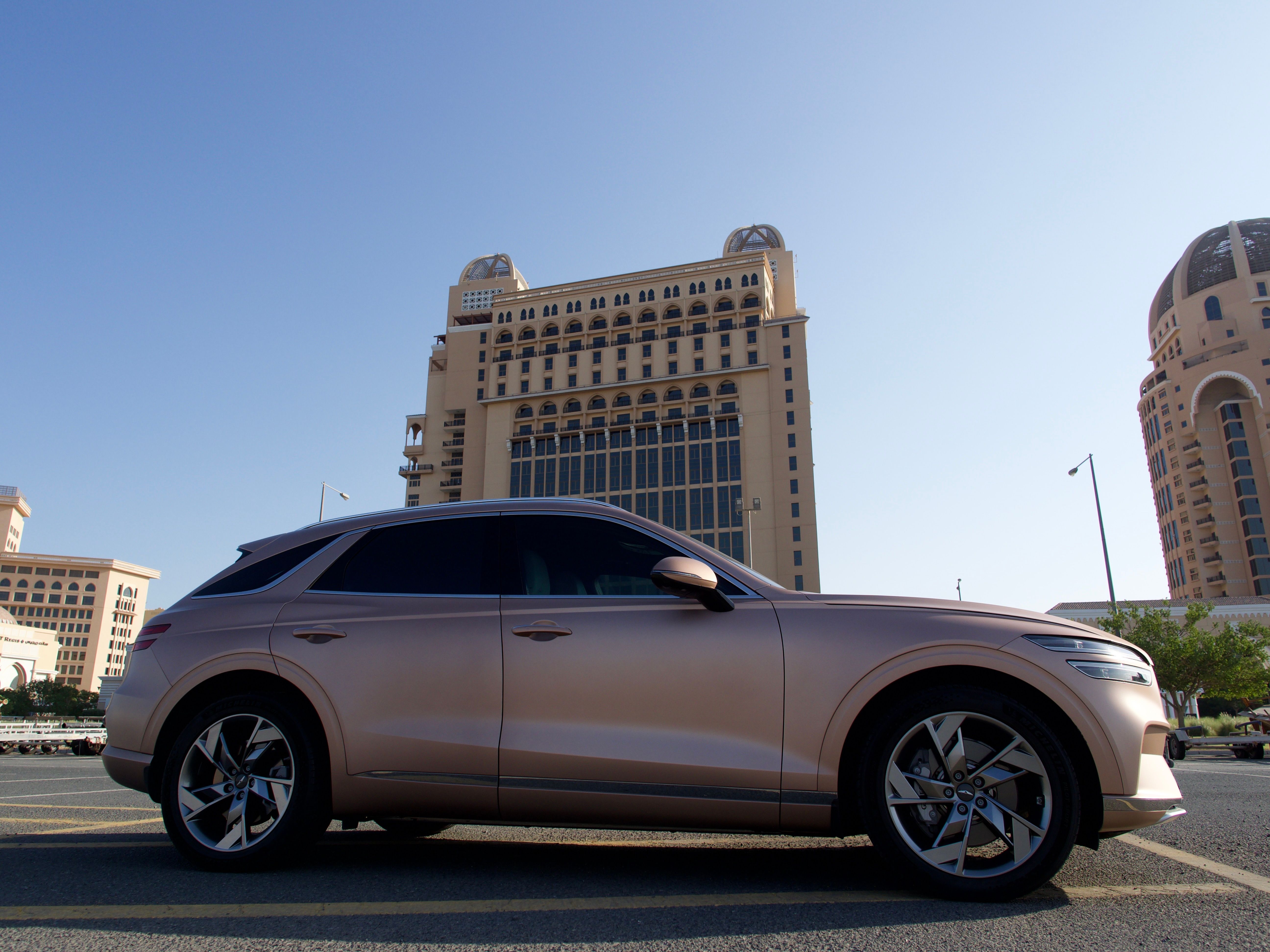 Suv Urbano De Lujo En Color Oro Rosa · Foto de stock gratuita