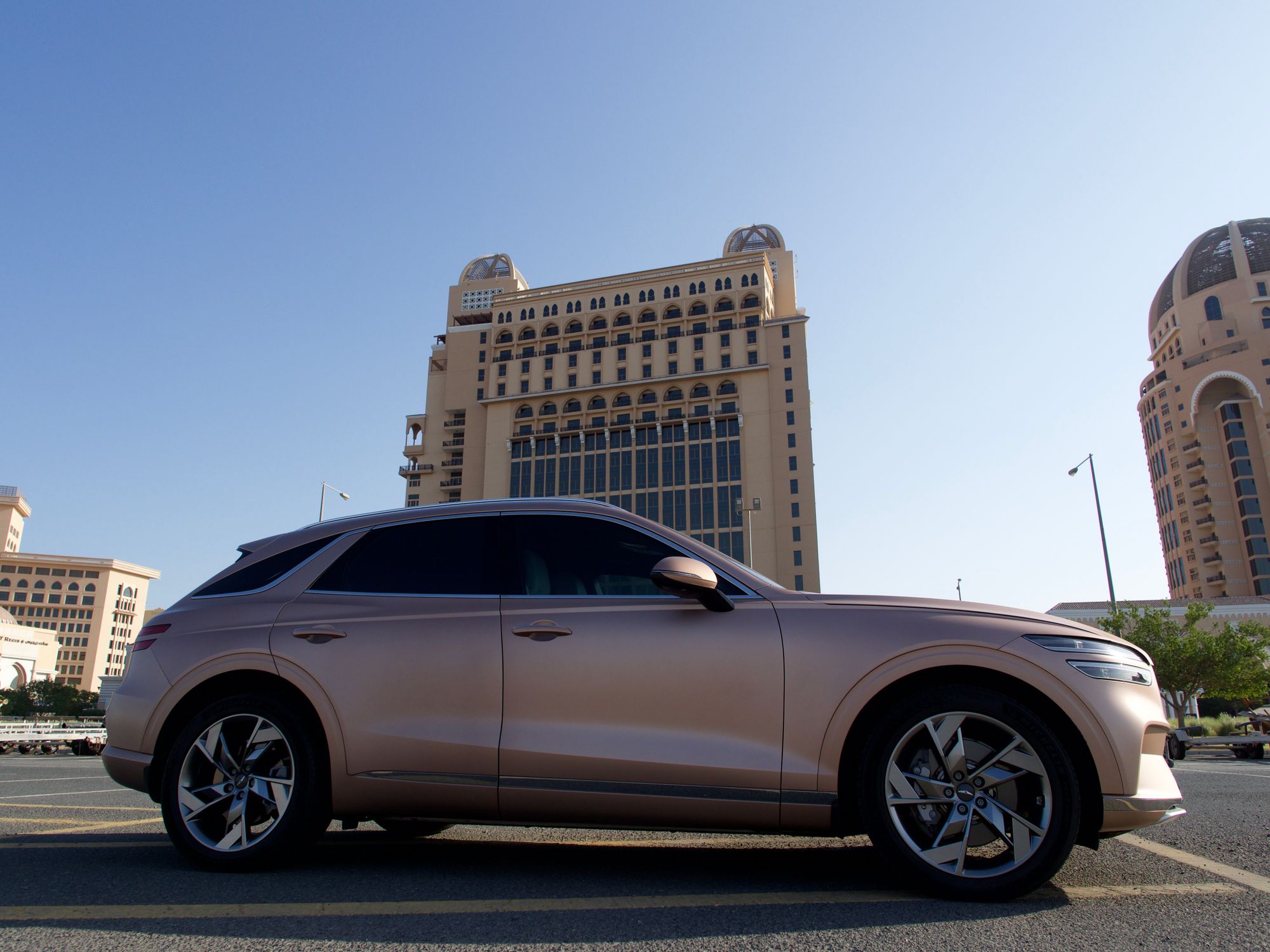 Suv Urbano De Lujo En Color Oro Rosa · Foto de stock gratuita