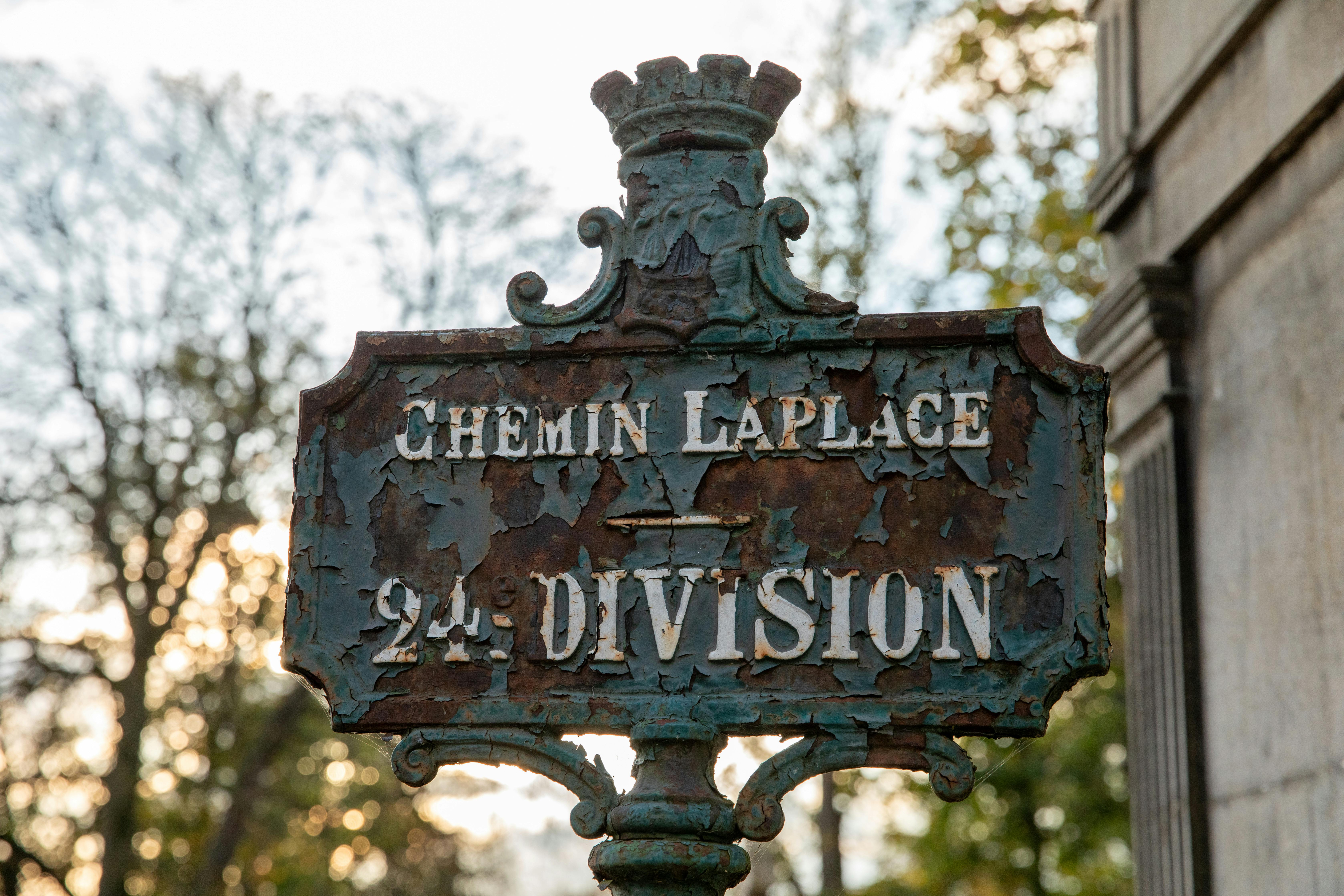 rusty sign in pere lachaise cemetery paris