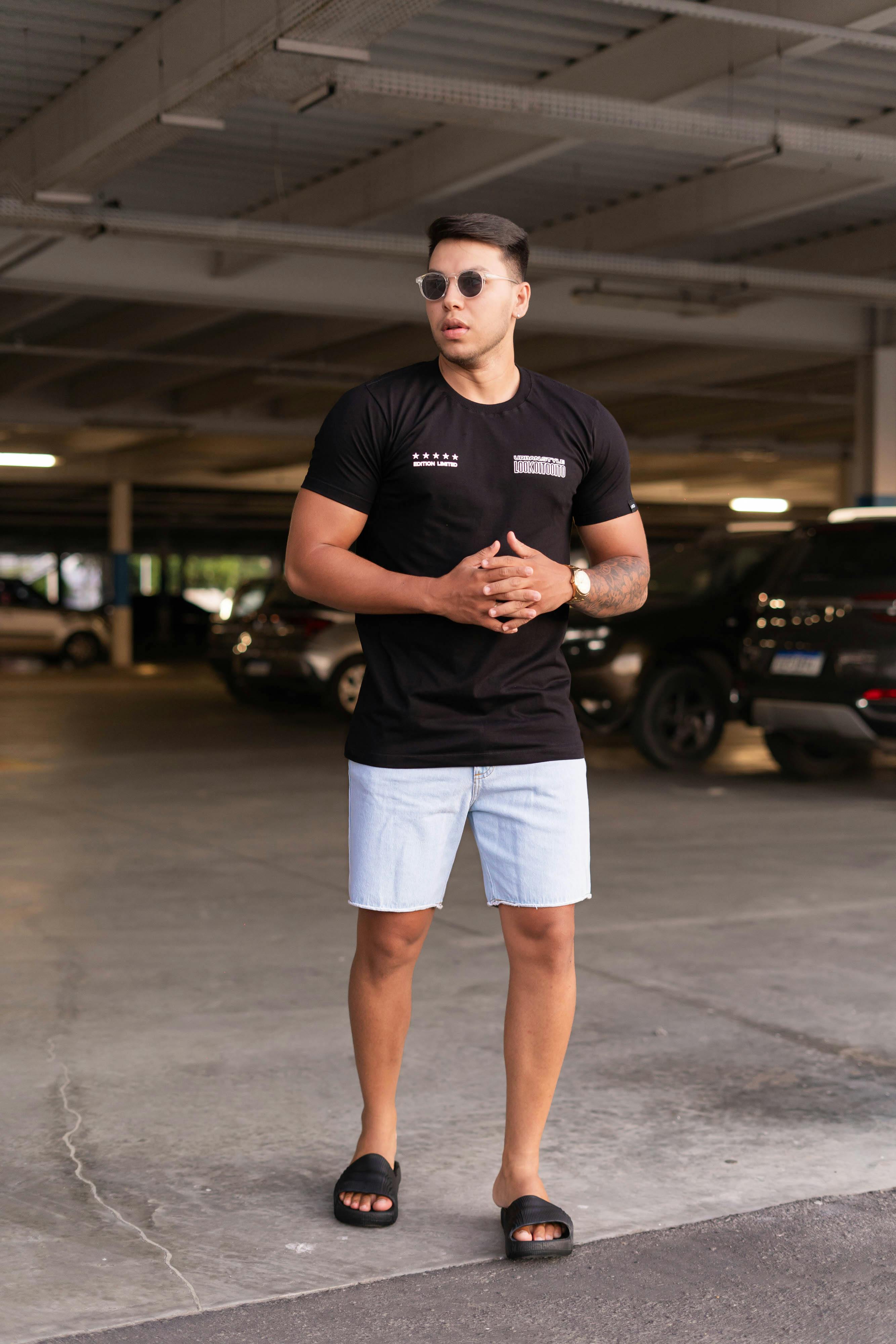 Miễn phí Thời Trang Mùa Hè Giản Dị Tại Bãi đỗ Xe đô Thị Ảnh lưu trữ