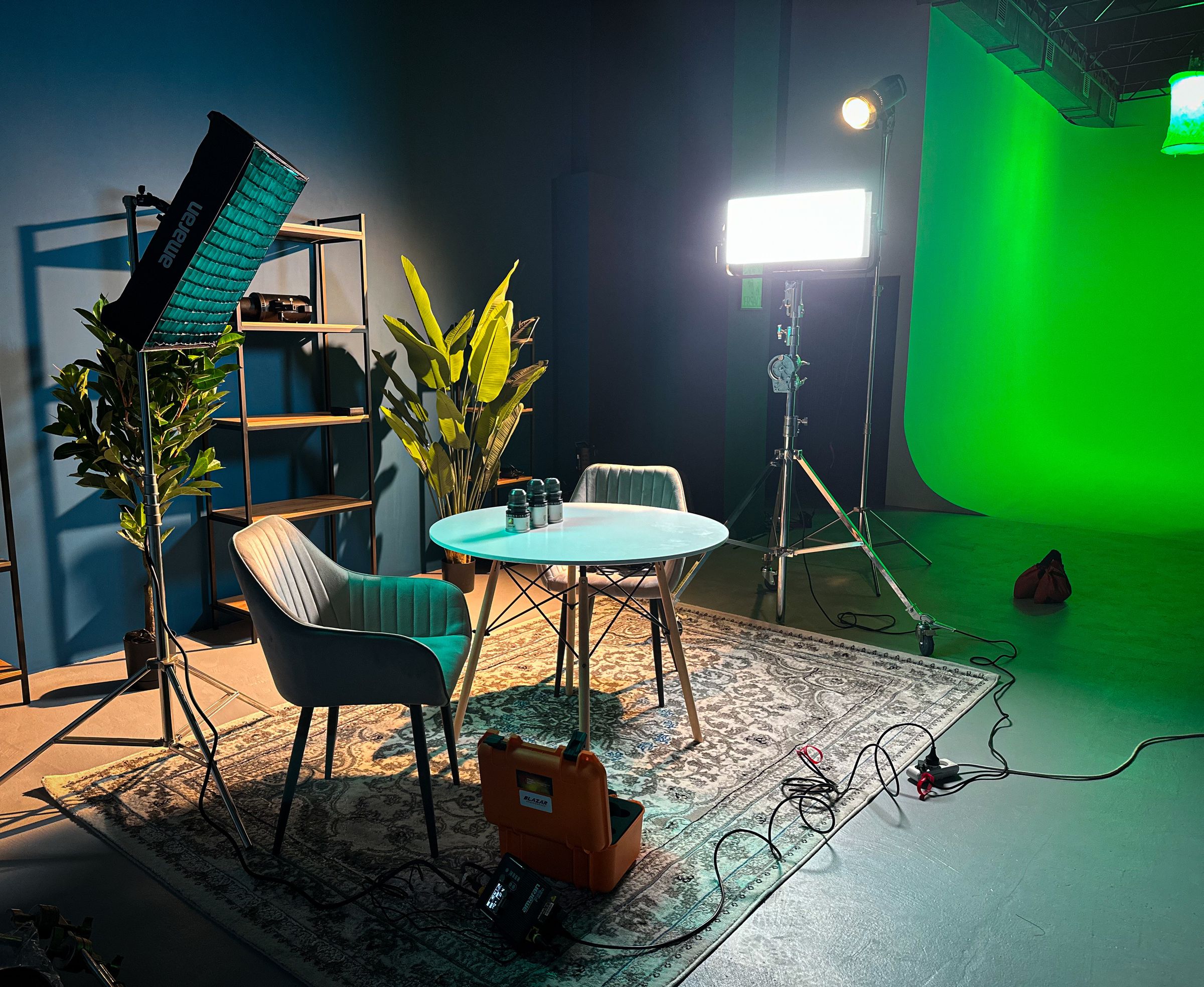Chris Ernst discussing lighting on set