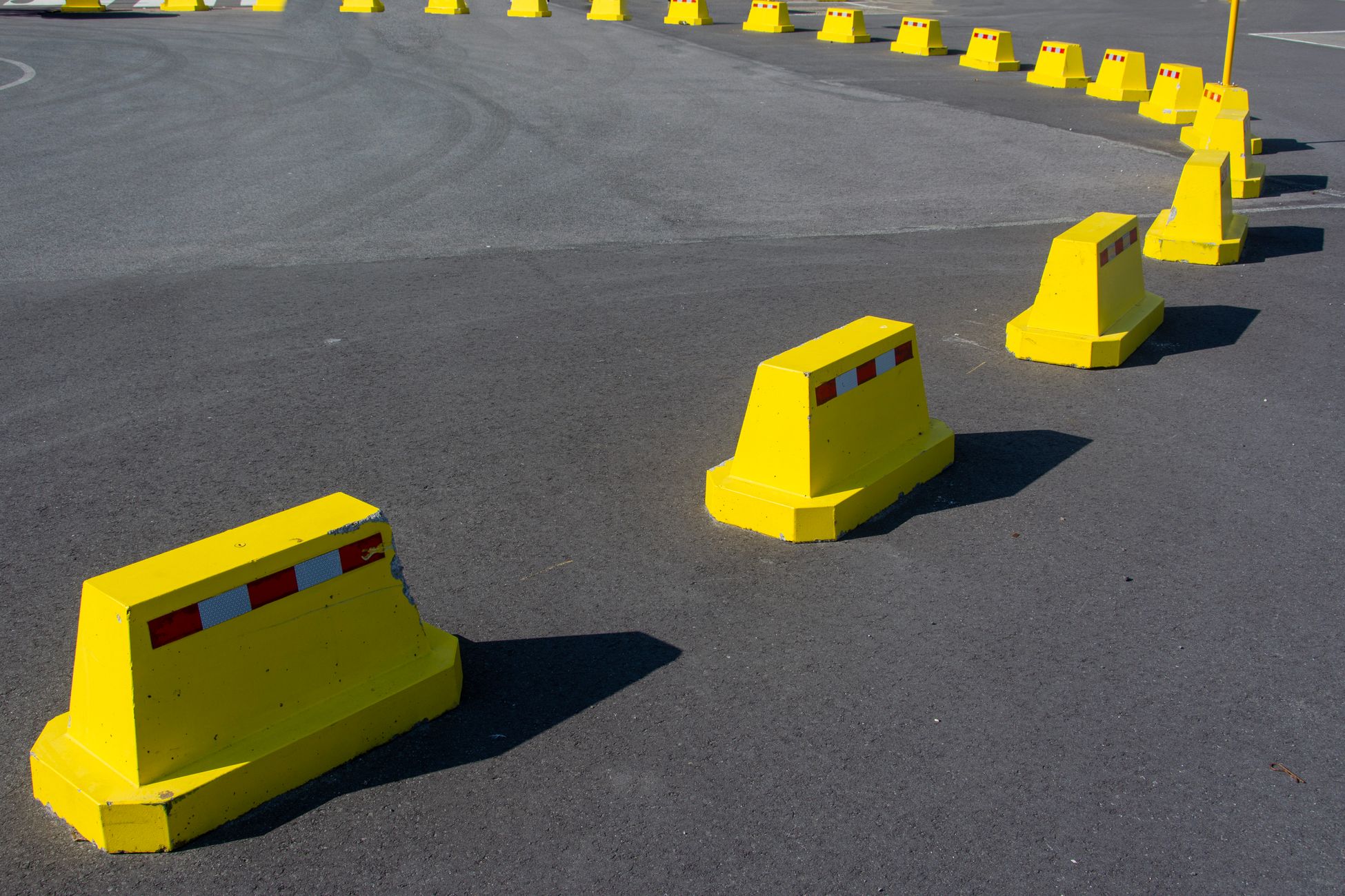 A44 twee weken dicht door puin onder snelweg
