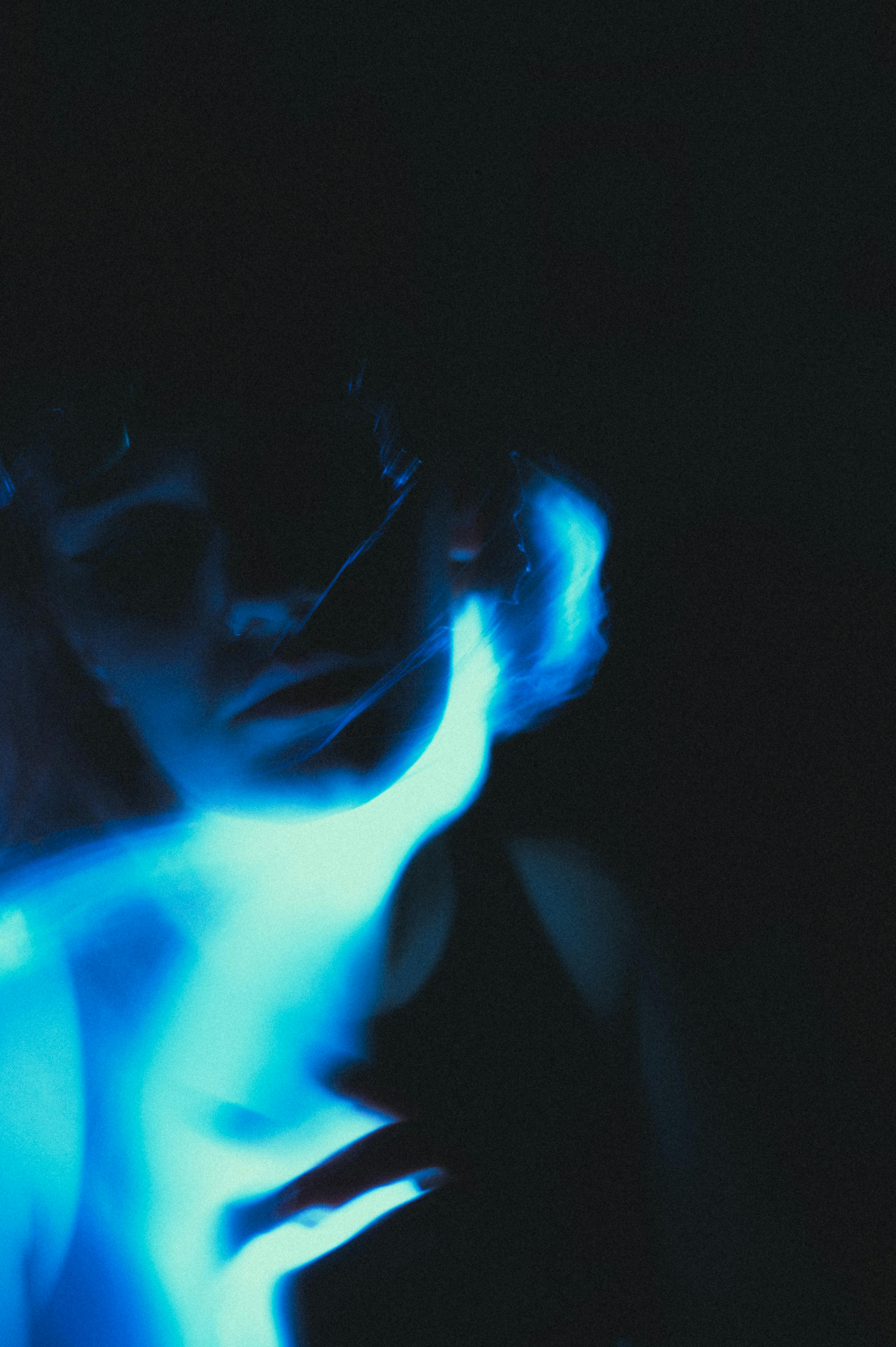 免費 帶有霓虹藍光光環的抽象肖像 圖庫相片