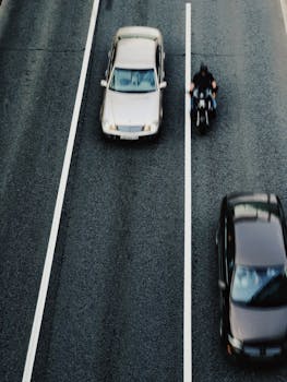 一条繁华的高速公路上，一辆行驶中的车辆动态鸟瞰图展示了城市通勤