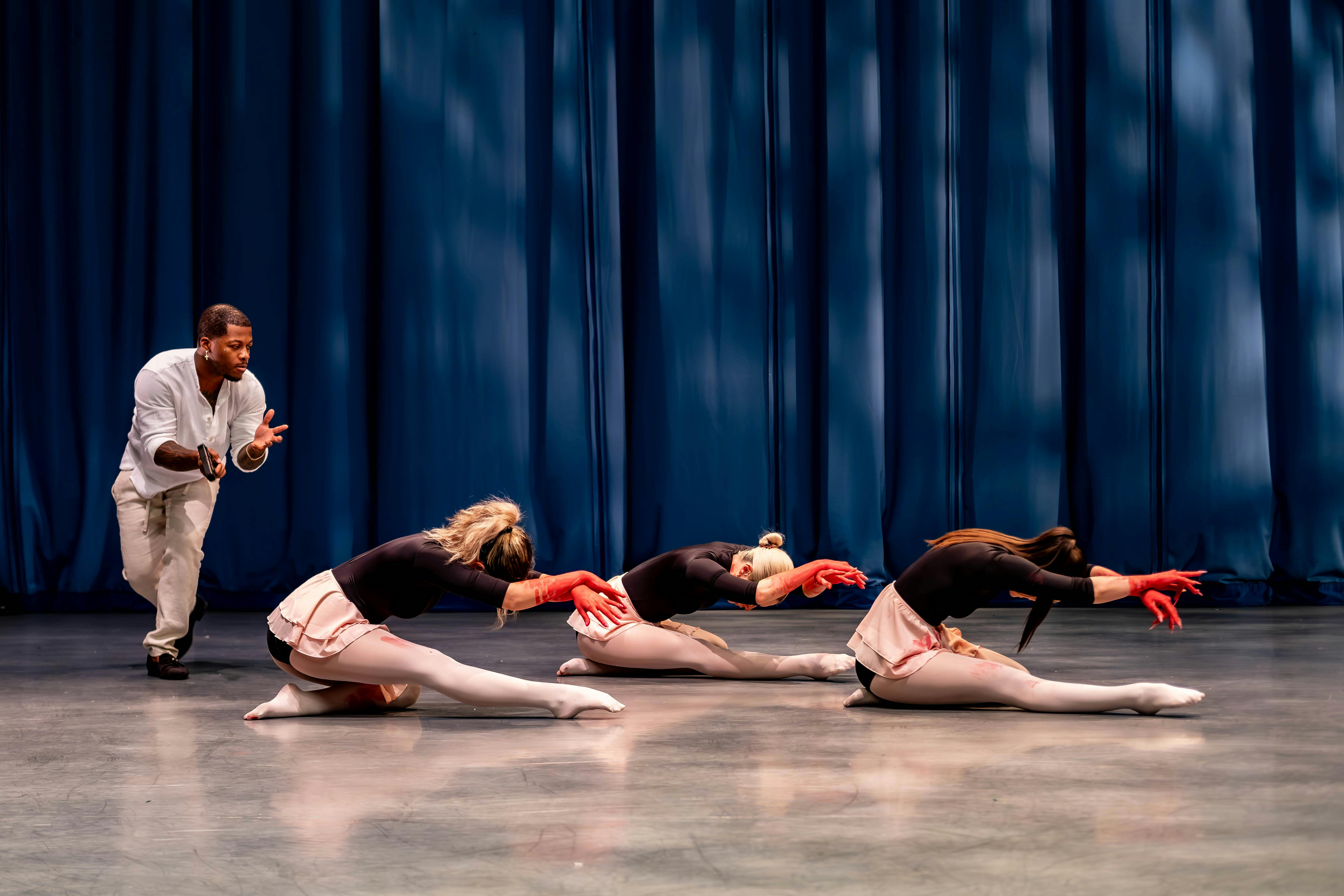 Gratis Tres bailarines y un director realizan una secuencia dramática en un escenario de Toronto. Foto de stock