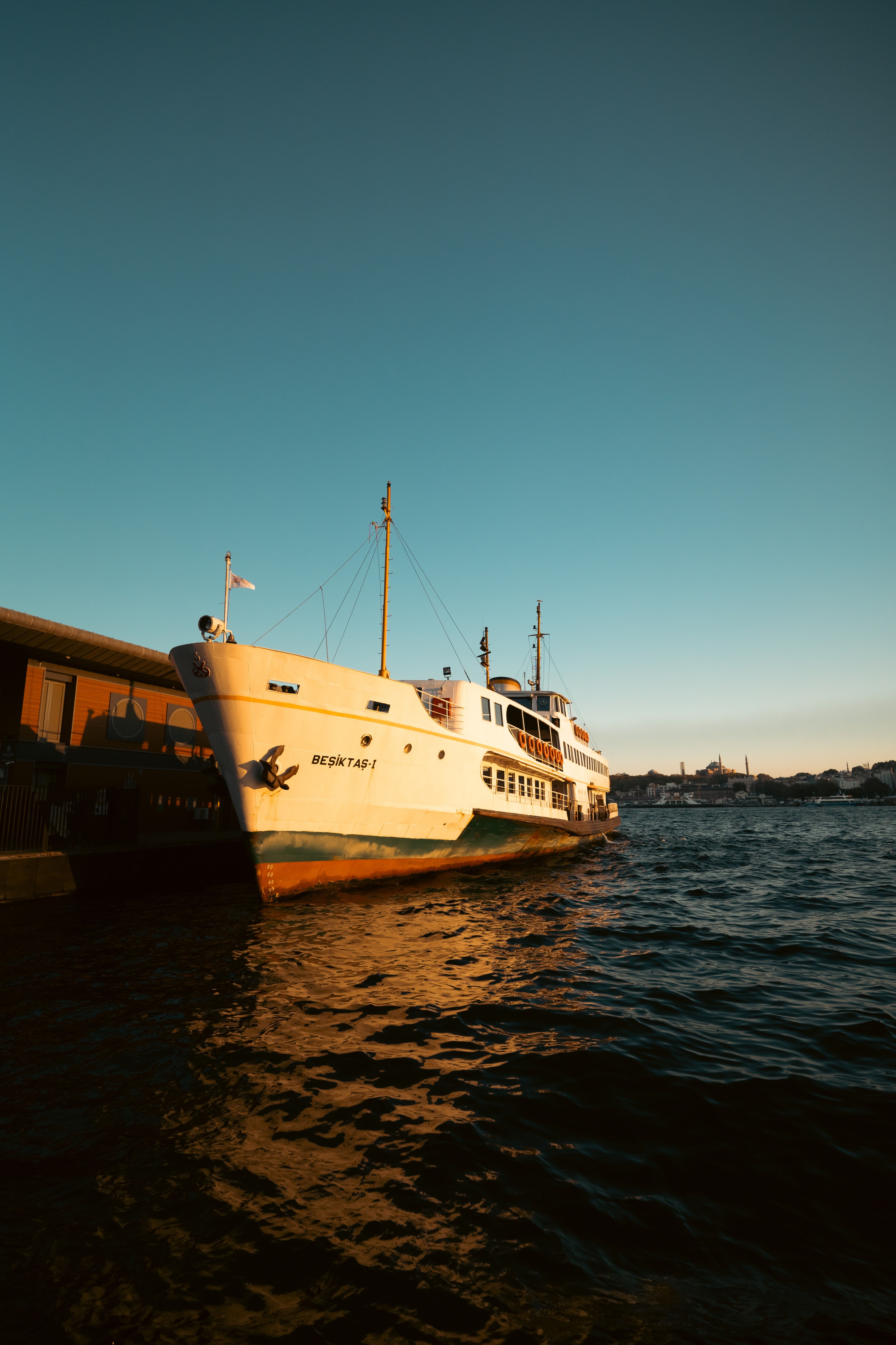 Vista Del Atardecer Desde El Ferry En El Puerto De Estambul · Foto de ...