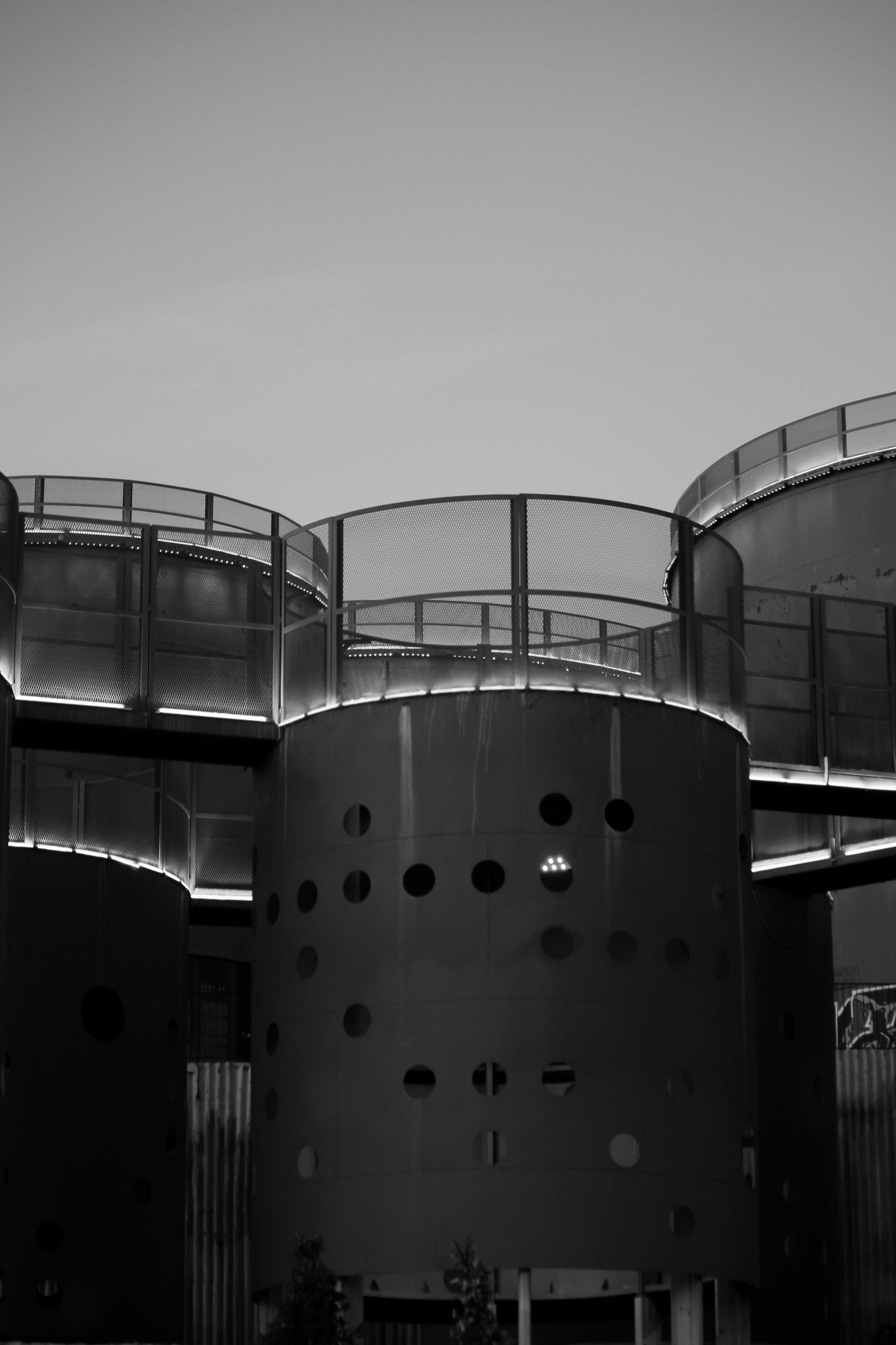 ฟรี สถาปัตยกรรมอุตสาหกรรมสมัยใหม่ยามพลบค่ำ คลังภาพถ่าย