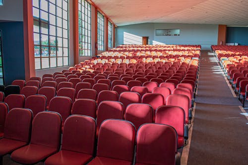 Gratis lagerfoto af auditorium, indendørs, pladser