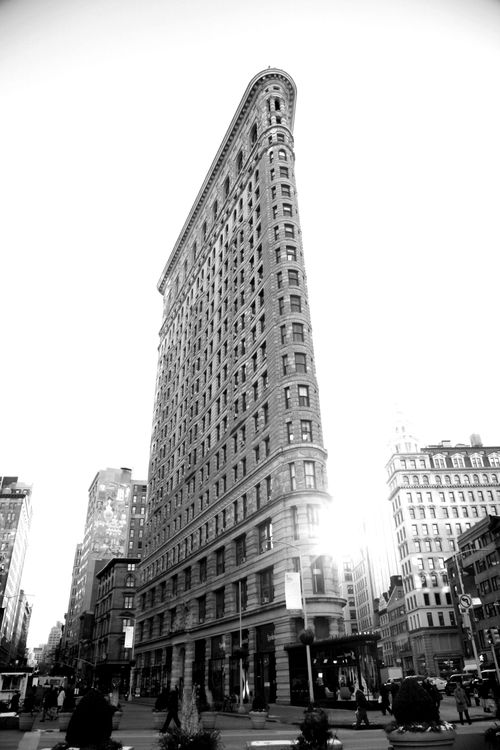 Free Striking black and white photo of the iconic Flatiron Building in New York City. Stock Photo
