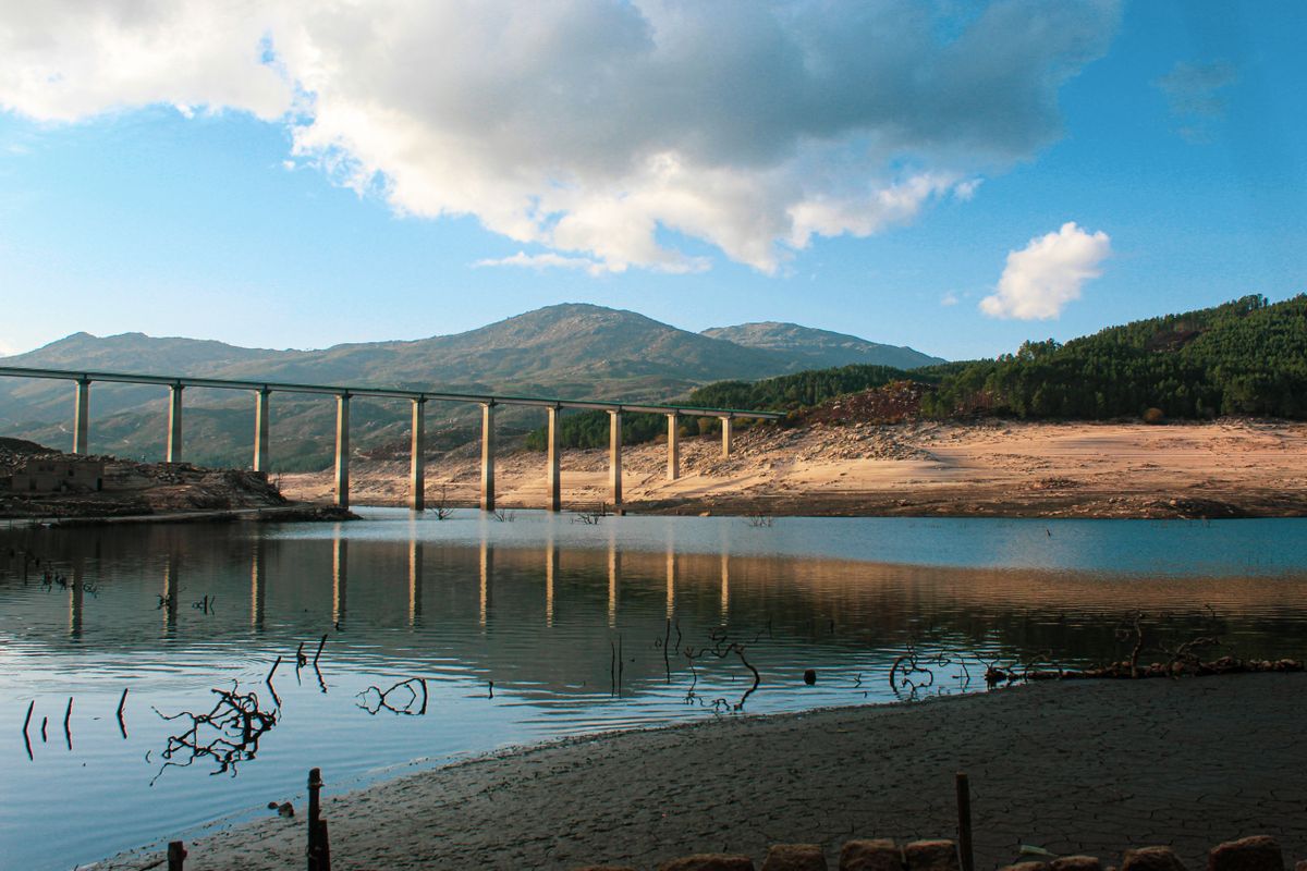 A bridge reflected in the Aceredo reservoir