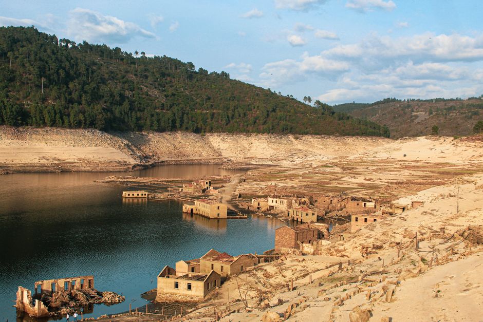 Aceredo, una aldea abandonada en España, sumergida bajo un embalse, ahora visible debido a la sequía.