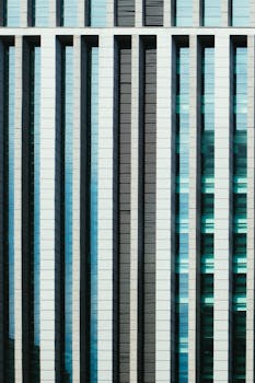 现代建筑立面的特写，展现了垂直线条与玻璃窗