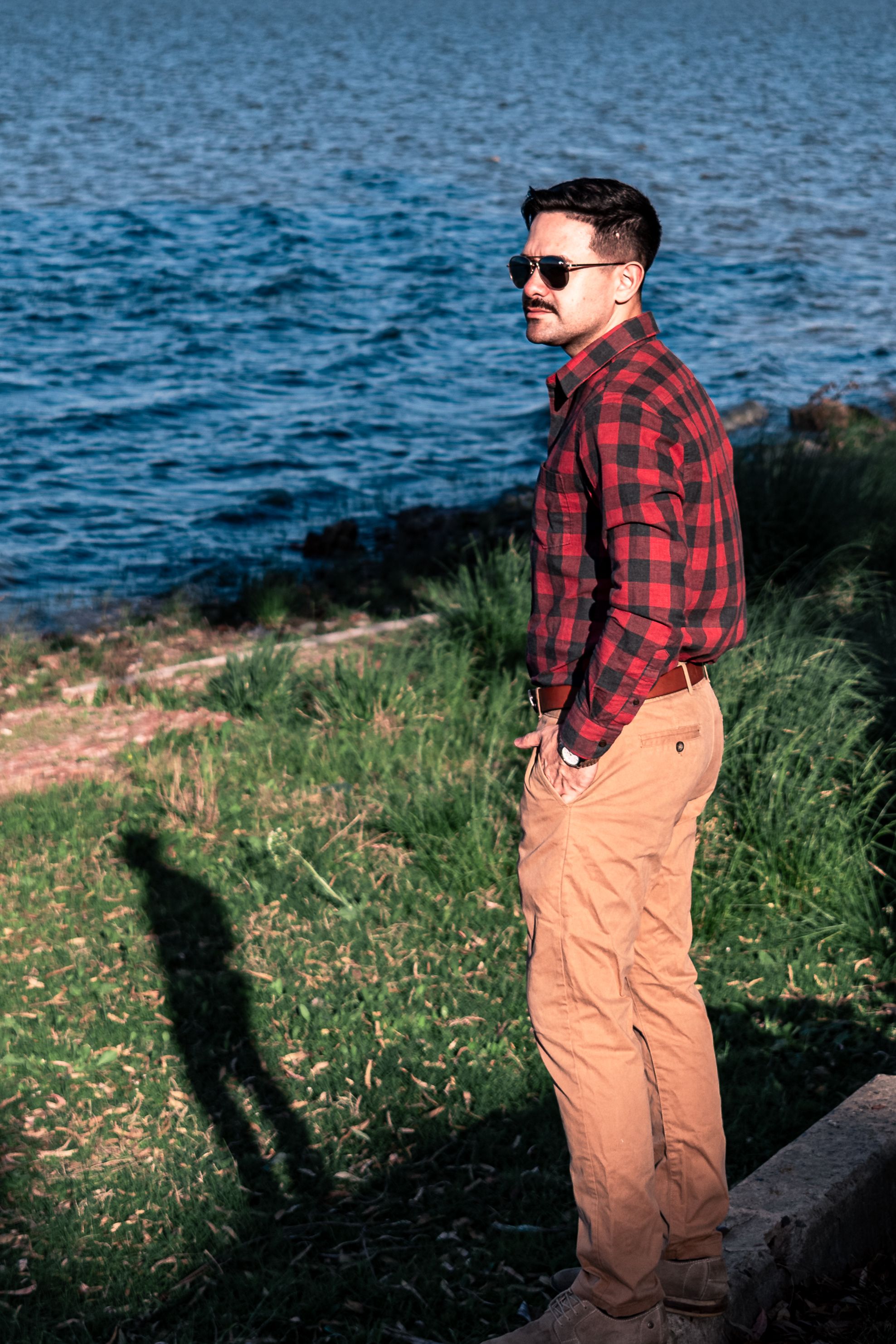 Hombre Con Camisa Roja A Cuadros Junto A La Laguna De Chascomús · Foto ...