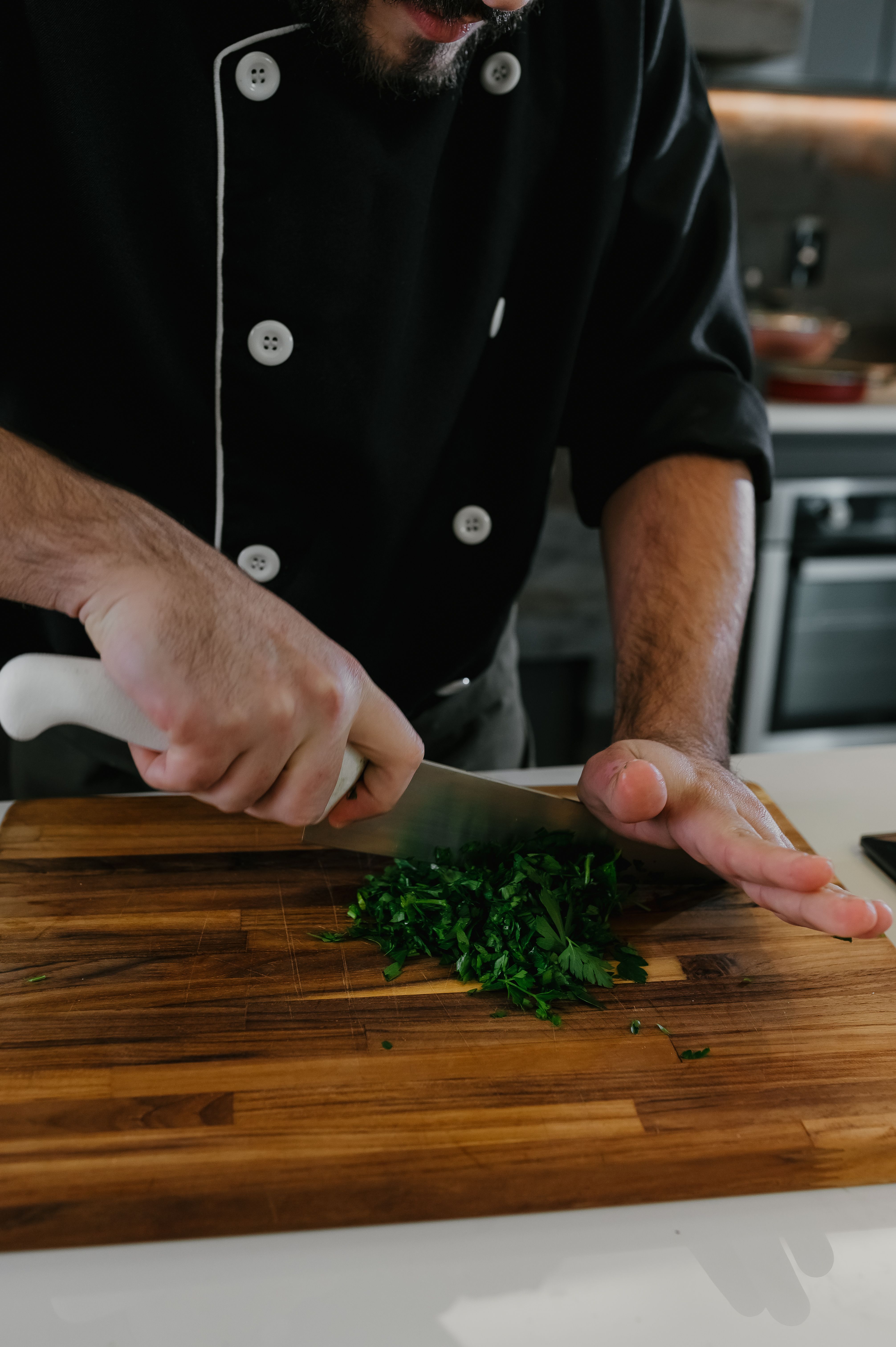 Chef qui découpe des herbes fraîches