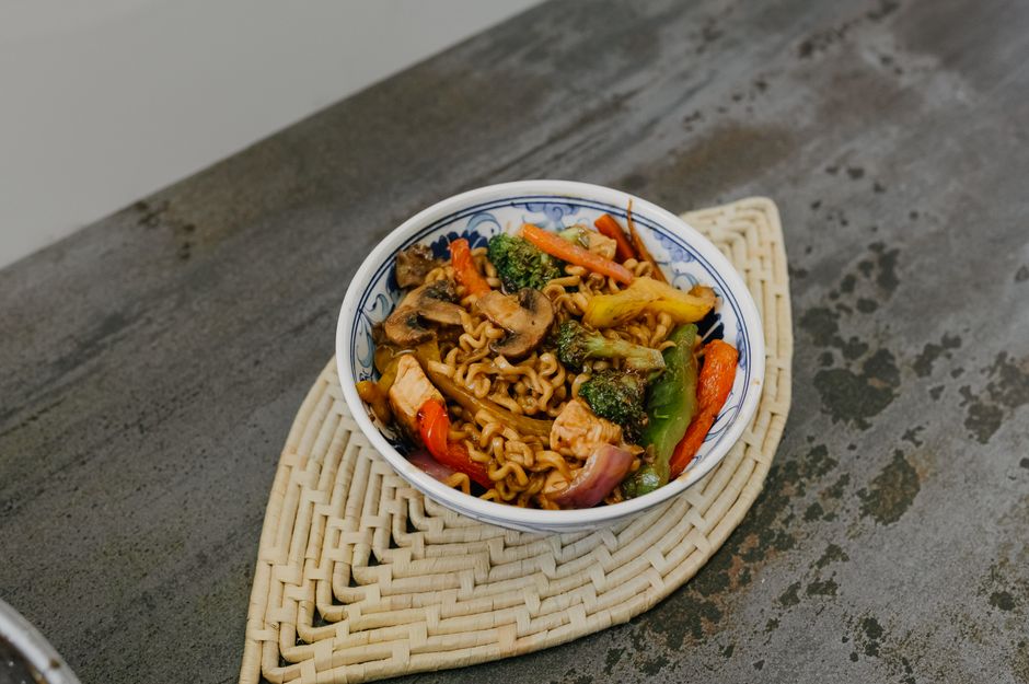 Noodles Min Sao sauté aux œufs et légumes