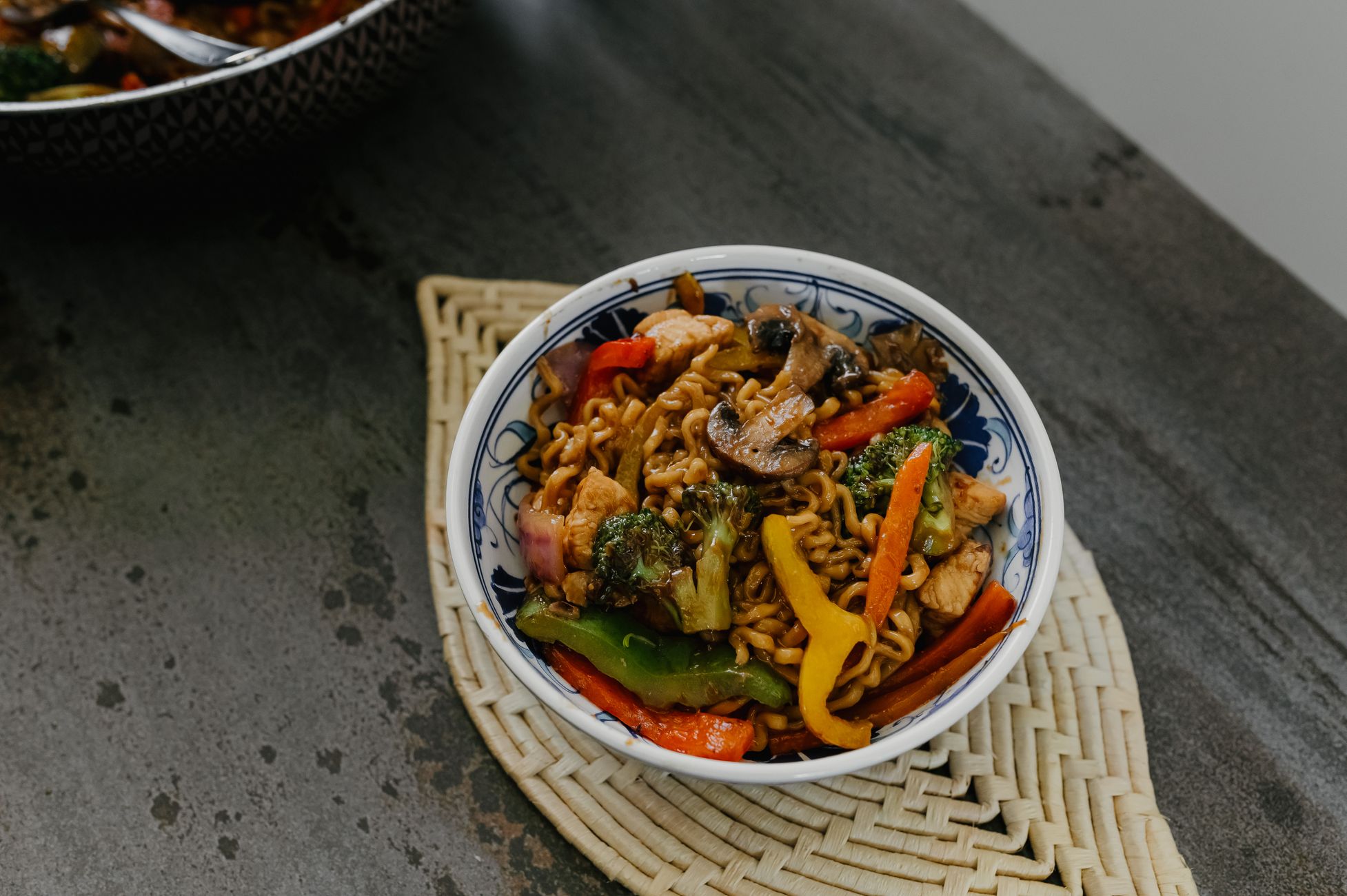 Recept: Sriracha fried chicken met wokgroente